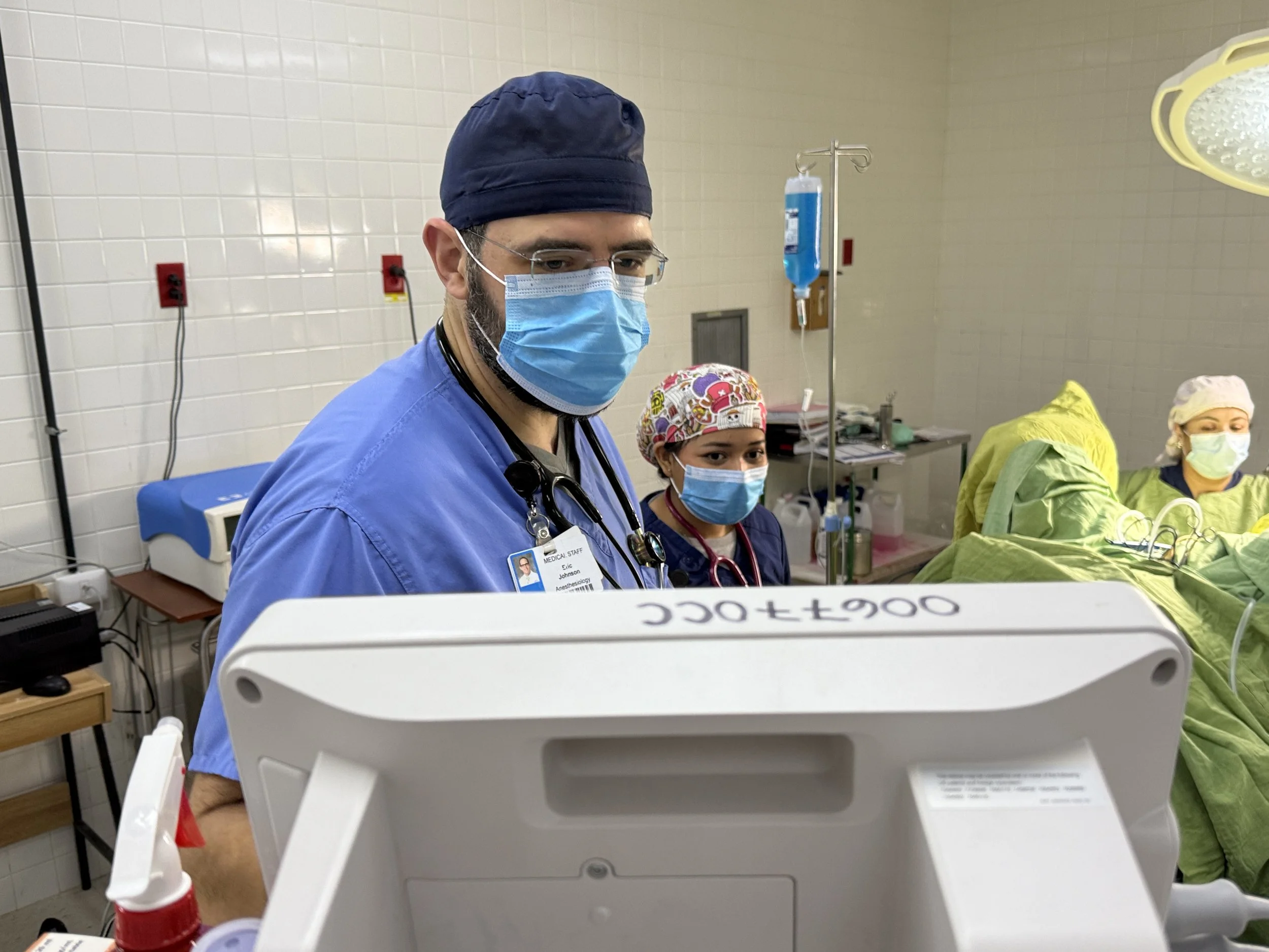 Aid Via Action volunteers and Guatemalan clinicians at work